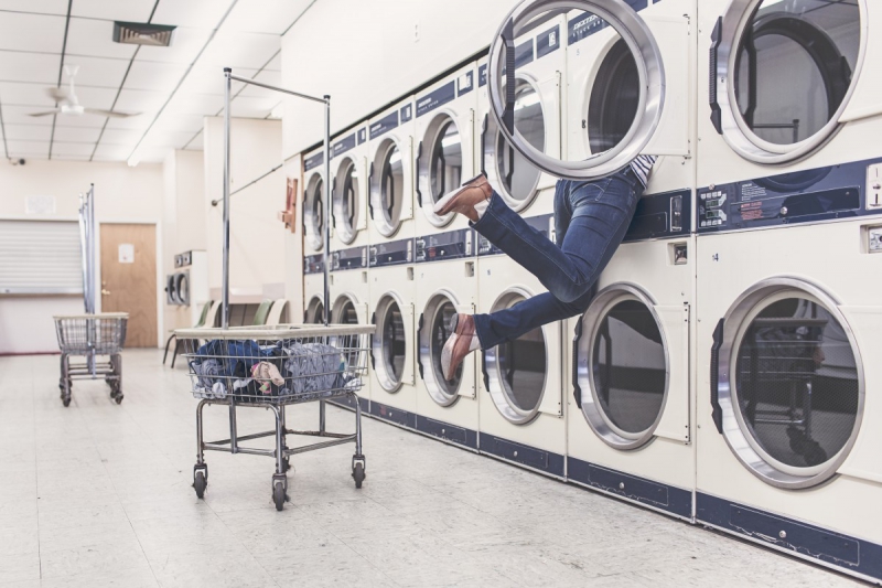 magasin-BEAULIEU SUR MER-min_laundry_washing_machines_housewife_household_laundry_shop_woman_funny_accident-946996