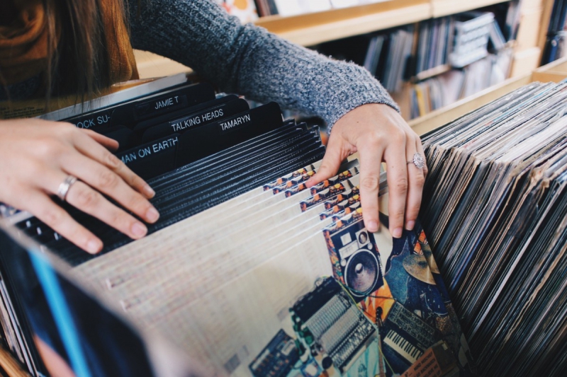 magasin-BEAULIEU SUR MER-min_vinyl_records_store_shopping_retro_music_audio_album_rock-684576